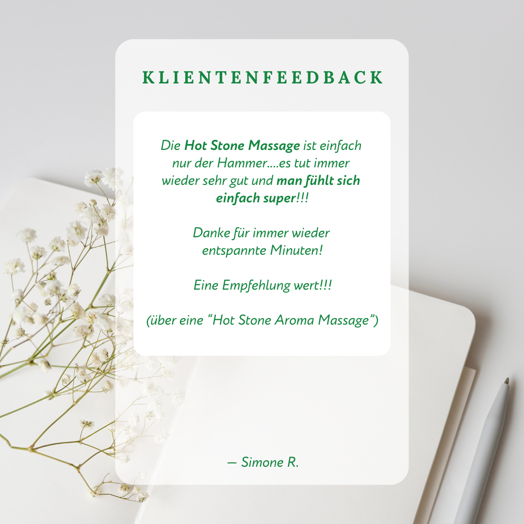 Klientenfeedback in grüner Schrift in weißem Kasten, im Hintergrund weißes Schleierkraut und ein Notizbuch