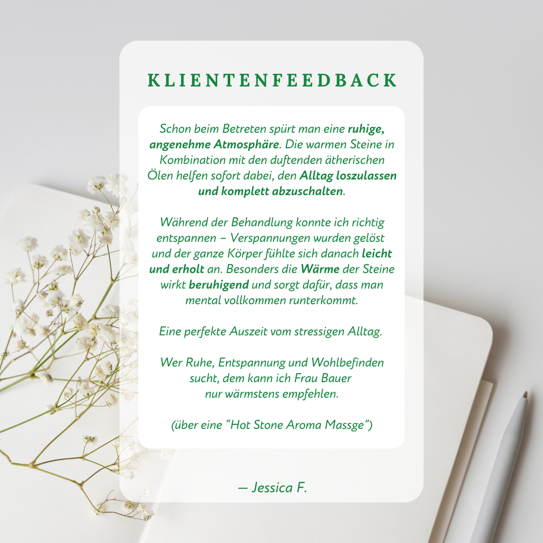 Klientenfeedback in grüner Schrift in weißem Kasten, im Hintergrund weißes Schleierkraut und ein Notizbuch