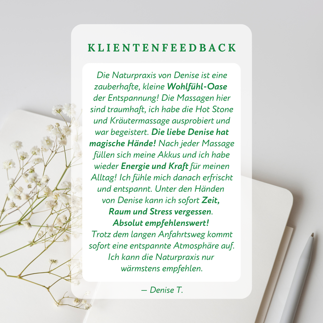 Klientenfeedback in grüner Schrift in weißem Kasten, im Hintergrund weißes Schleierkraut und ein Notizbuch