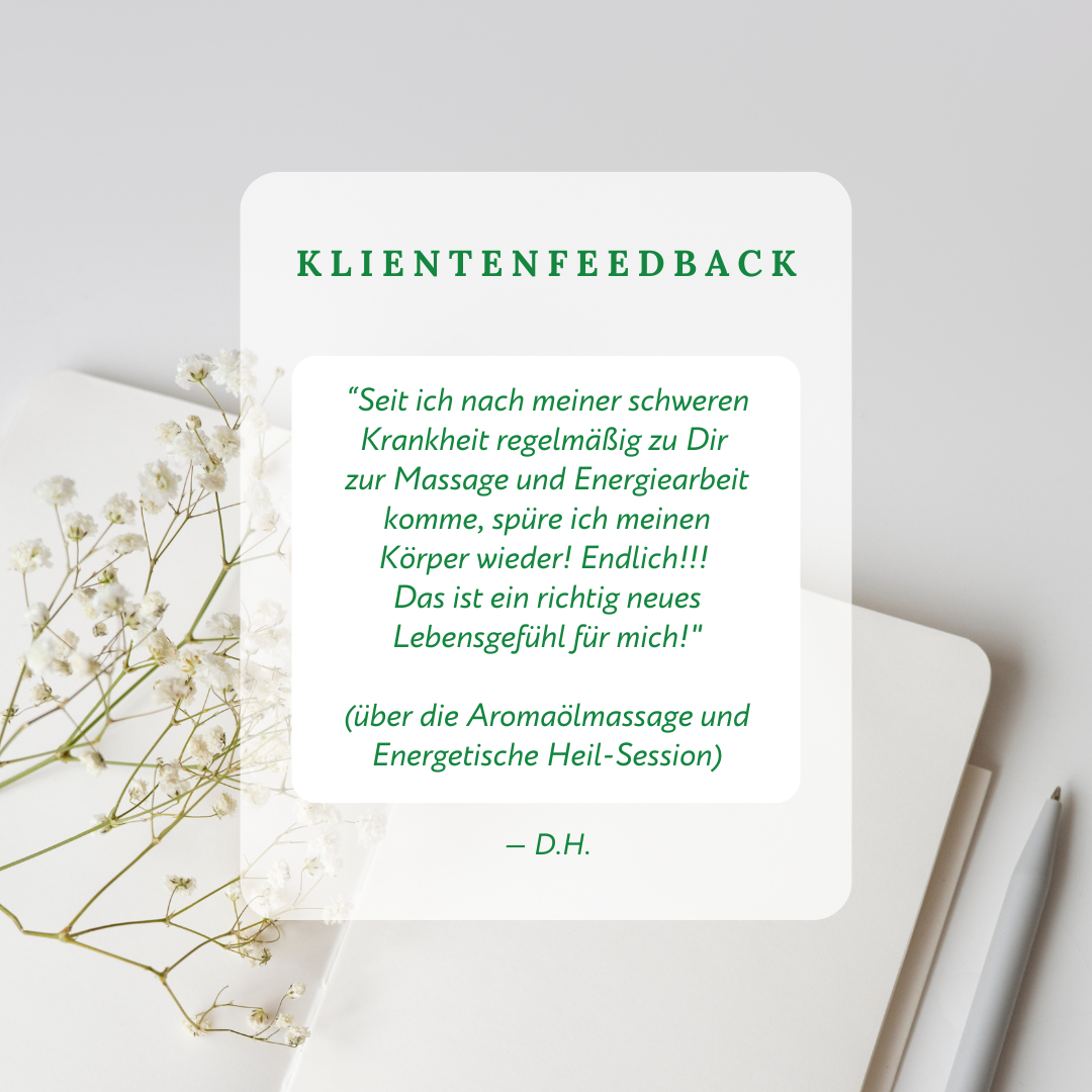 Klientenfeedback in grüner Schrift in weißem Kasten, im Hintergrund weißes Schleierkraut und ein Notizbuch